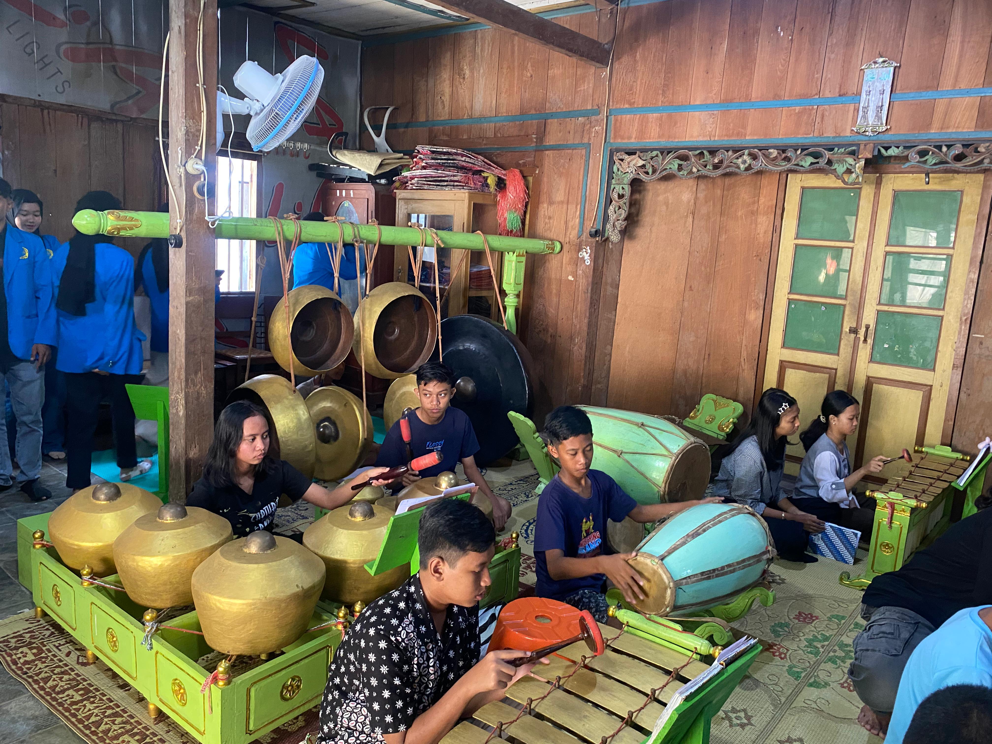 Melatih anak-anak generasi penerus musik karawitan